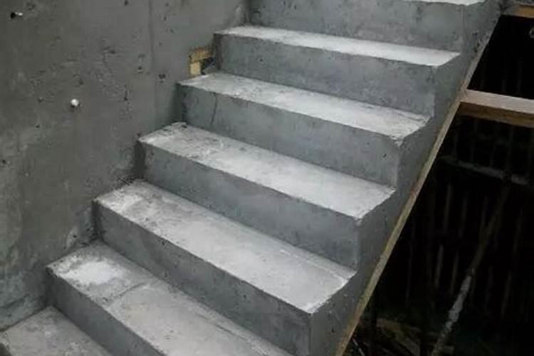 梦到楼梯拆了重建了