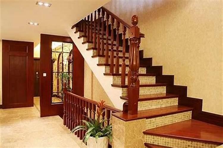 别墅楼梯最合理的设计应该是在哪？？别墅楼梯的位置摆放